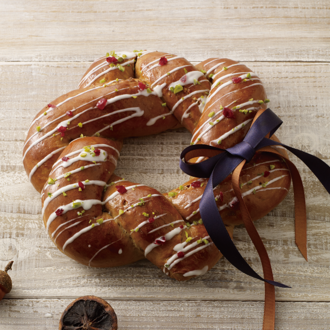 クランベリーとホワイトチョコのクリスマスリースブレッド